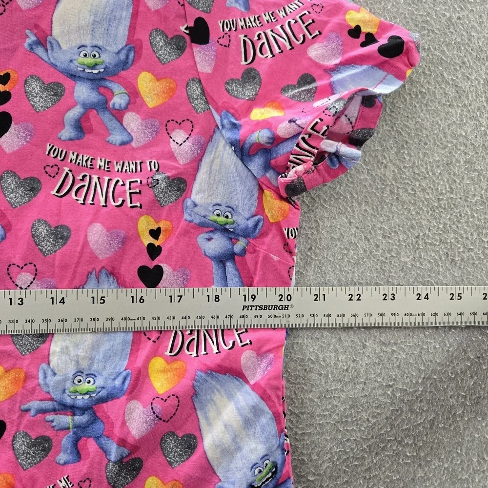Dreamworks Trolls Scrub Top L Pink Graphic Print Troll Hearts Short Sleeve‎